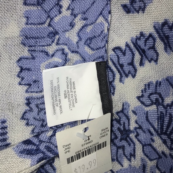 New J Crew scarf with Tags attached. - Picture 4 of 4